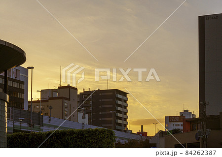 なんばの街並み　夕景　千日前通と阪神高速 84262387