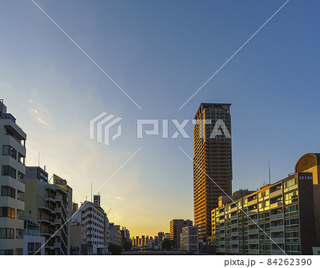 道頓堀川を挟んで幸町 南堀江の都市景観 夕景 道頓堀川を挟んで幸町 南堀江の都市景観 夕景 84262390