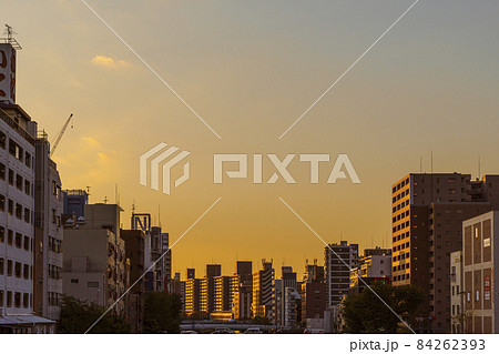 道頓堀川を挟んで幸町　南堀江の都市景観　夕景 84262393