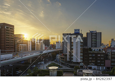 なんばの街並み 夕景 千日前通と阪神高速 なんばの街並み 夕景 千日前通と阪神高速 84262397