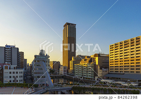 湊町リバープレイス周辺　夕暮れ時 84262398