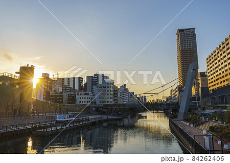 道頓堀川に架かる深里橋から見た、なんばHatchとキャナルテラス堀江の夕景【11月撮影】 道頓堀川に架かる深里橋から見た、なんばHatchとキャナルテラス堀江の夕景【11月撮影】 84262406