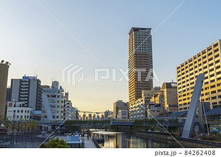 道頓堀川に架かる深里橋から見た、なんばHatchとキャナルテラス堀江の夕景【11月撮影】 84262408