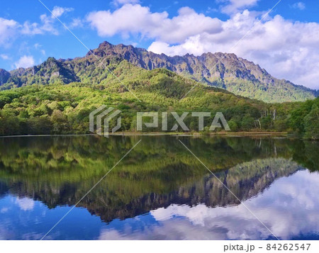 長野県戸隠の鏡池からの戸隠連峰（八方睨と戸隠山） 84262547