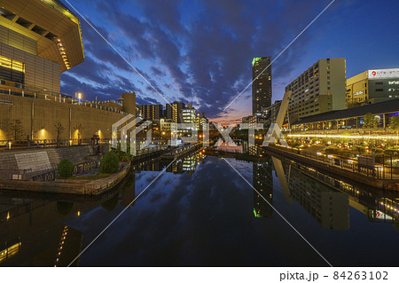 道頓堀川に架かる深里橋から見た、なんばHatchとキャナルテラス堀江の夜景【11月撮影】 84263102