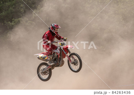 砂塵のジャンプ 84263436