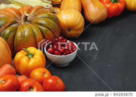 Crop of autumn vegetables of pumpkin, tomatoes, carrots, etc on black background 84263870
