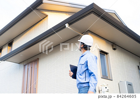 作業服の男性　ミドル　住宅 84264605