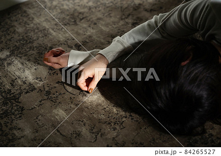 倒れる　絶望　DV 84265527