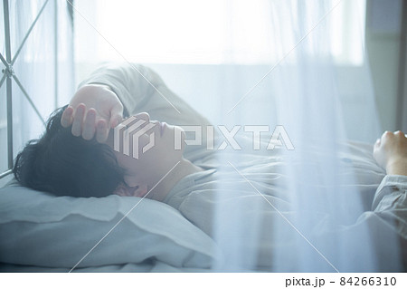 ベッドルームの男性 84266310