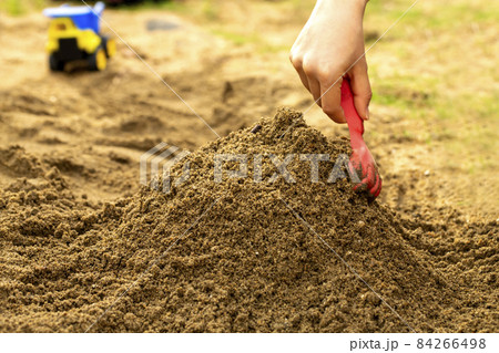 大人がスコップで土をいじっている 農作業をしている 大人がスコップで土をいじっている 農作業をしている 84266498
