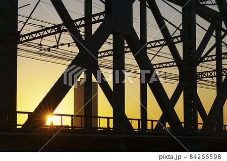 大阪環状線　岩崎運河橋梁　夕暮れ　シルエット 84266598