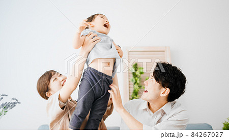 両親に遊んでもらっている女の子 84267027