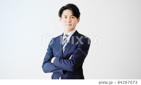 腕組みをするビジネスマン	 84267073