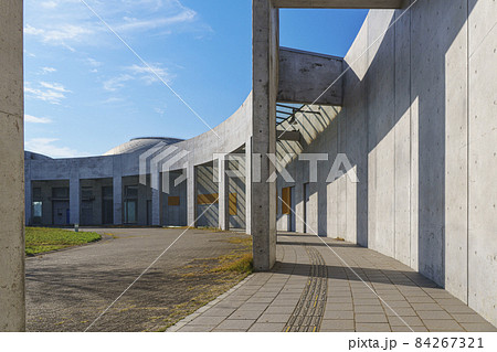 なにわの海の時空館　跡　コンクリート打ち放し外観の建造物 84267321