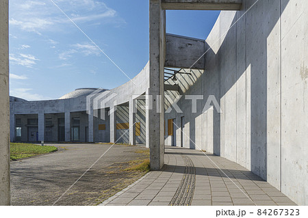 なにわの海の時空館　跡　コンクリート打ち放し外観の建造物 84267323