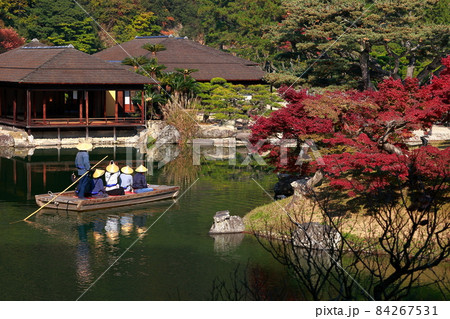 《香川県》栗林公園・屋形船に乗る観光客 84267531