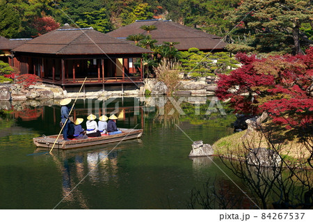 《香川県》栗林公園・屋形船に乗る観光客 84267537