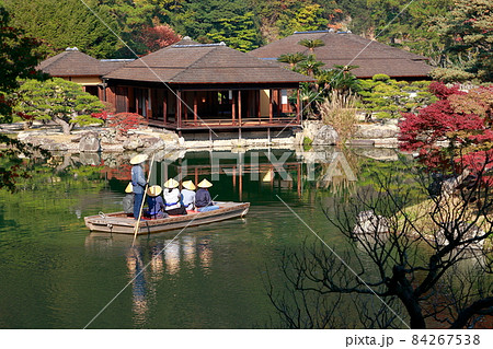 《香川県》栗林公園・屋形船に乗る観光客 84267538