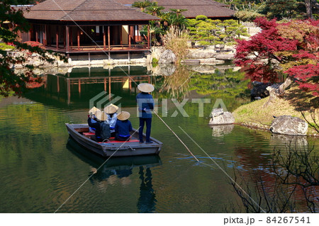 《香川県》栗林公園・屋形船に乗る観光客 84267541