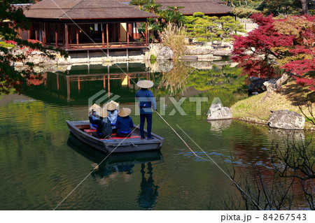 《香川県》栗林公園・屋形船に乗る観光客 《香川県》栗林公園・屋形船に乗る観光客 84267543