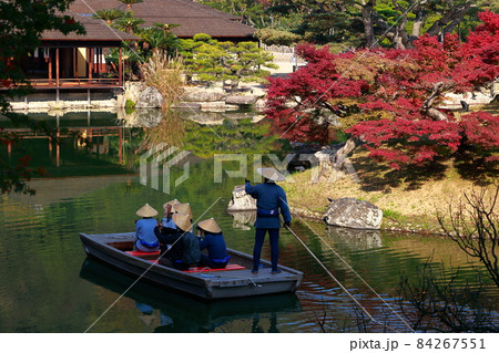 《香川県》栗林公園・屋形船に乗る観光客 84267551