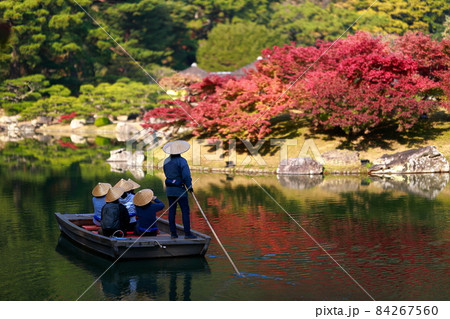 《香川県》栗林公園・屋形船に乗る観光客 《香川県》栗林公園・屋形船に乗る観光客 84267560