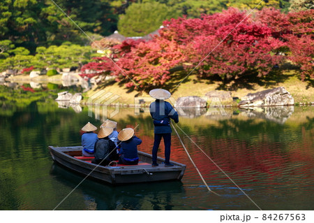 《香川県》栗林公園・屋形船に乗る観光客 《香川県》栗林公園・屋形船に乗る観光客 84267563