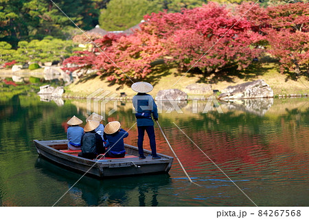 《香川県》栗林公園・屋形船に乗る観光客 84267568