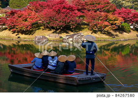《香川県》栗林公園・屋形船に乗る観光客 84267580