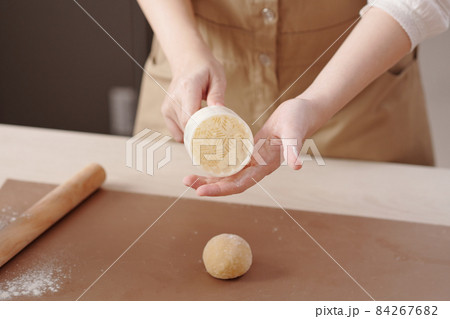 Coating Mooncake Form with Flour 84267682