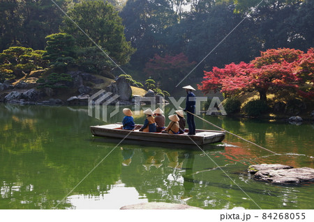 《香川県》栗林公園・屋形船に乗る観光客 《香川県》栗林公園・屋形船に乗る観光客 84268055