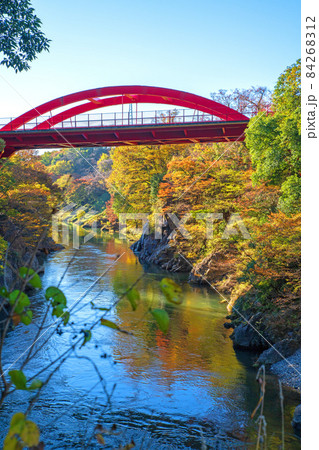 高津戸峡　高津戸渓谷　高津戸橋　紅葉はじめ　秋の風景 84268312