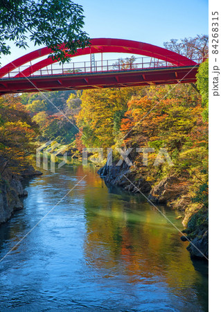 高津戸峡　高津戸渓谷　高津戸橋　紅葉はじめ　秋の風景 84268315