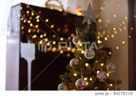 クリスマスを楽しむダックスフンド 84270219