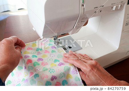 ミシンがけをするシニア女性の手 84270759