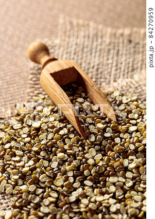 Raw uncooked lentils (lens culinaris). Raw uncooked lentils (lens culinaris). 84270959