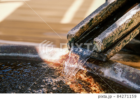 朝日が降り注ぐ温泉の湯口 84271159