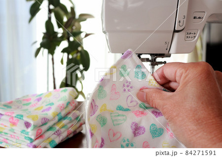 ミシンがけをするシニア女性の手 84271591