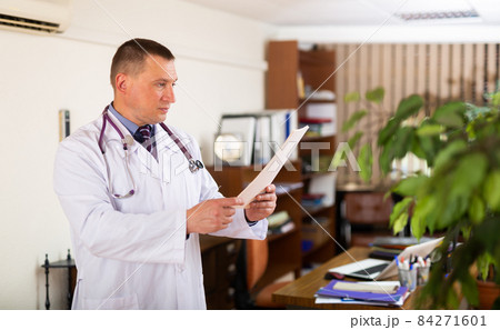 Male doctor standing in modern clinic Male doctor standing in modern clinic 84271601