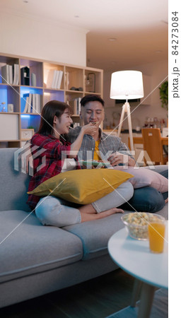 couple watch tv at home 84273084