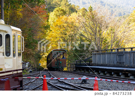 長野県上松町 森林鉄道記念館前を出発していくオープントロッコ列車 長野県上松町 森林鉄道記念館前を出発していくオープントロッコ列車 84273238