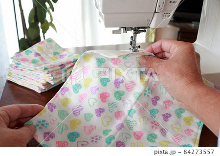 ミシンがけをするシニア女性の手 84273557