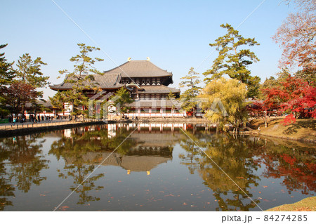 奈良の東大寺大仏殿と鏡池 奈良の東大寺大仏殿と鏡池 84274285