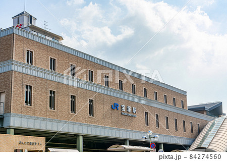 兵庫県宝塚市　晴天のJR宝塚駅 84274560