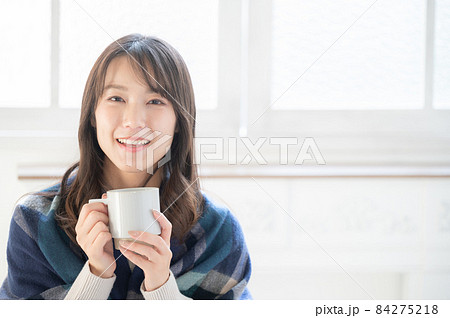 新居の様な白い部屋でコーヒーを飲みながらくつろぐ美しい日本女性　コピースペースあり	 84275218