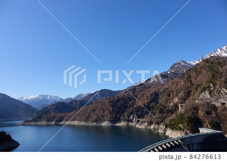 秋(11月) 黒部ダムと雪化粧した赤牛岳・立山連峰 富山県 秋(11月) 黒部ダムと雪化粧した赤牛岳・立山連峰 富山県 84276613