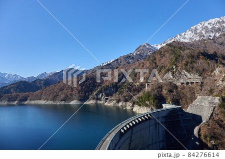 秋（11月） 黒部ダムと雪化粧した赤牛岳・立山連峰 富山県 84276614