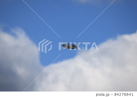 空中を飛行するドローン 84276641