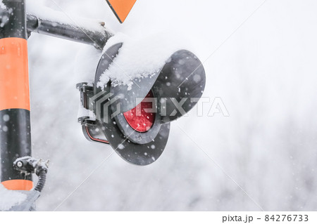 【北海道美瑛町】雪と踏切　11月 84276733